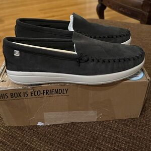 MINNETONKA men’s Discover Classic Slip-On Loafers